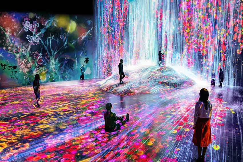 teamlab_main_universe-of-water-particles-on-a-rock-where-people-gather_yori