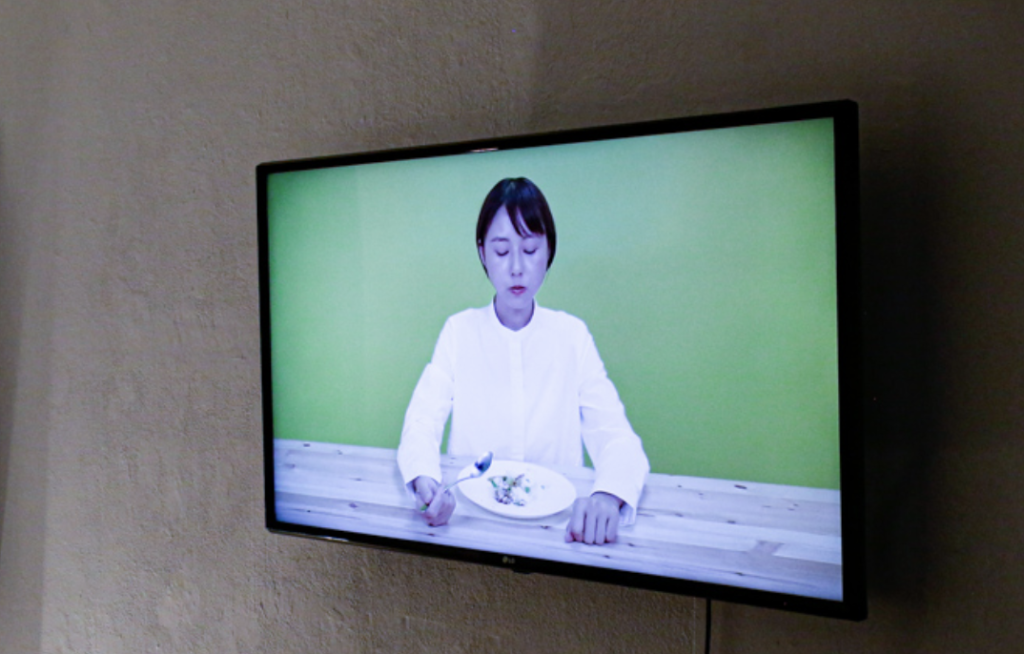 Pei-Ying Lin: Virophilia (2018), video installation. Hackers, Makers, Thinkers: collective experiments in social fermentation. Art Laboratory Berlin (2022). Photo credit: Tim Deussen